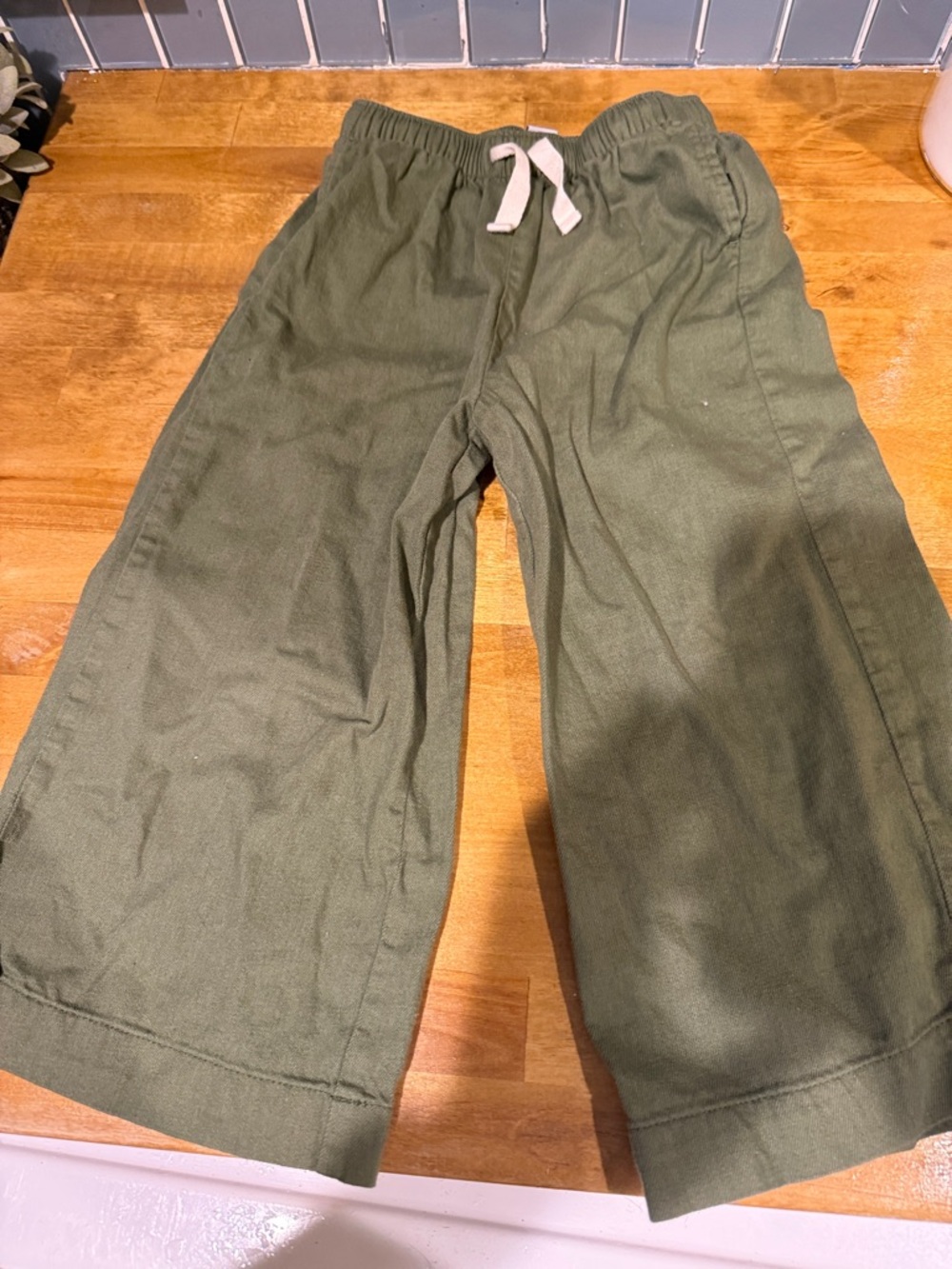 Four pairs of 4T girls pants for spring - Picture 4 of 9